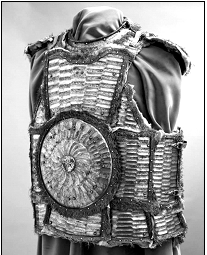 Рис. 3. Доспех зерцальный. Оружейная палата, 1616. Мастера Дмитрий Коновалов, Андрей Тарман. Серебро, сталь, ткань; ковка, чеканка, травление, резьба, золочение. Принадлежал царю Михаилу Федоровичу 