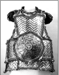 Рис. 4. Доспех зерцальный. Оружейная палата, 1663. Мастер Никита Давыдов. Серебро, сталь, ткань, бахрома, кожа; ковка, чеканка, резьба, золочение, серебрение. Принадлежал царю Алексею Михайловичу 