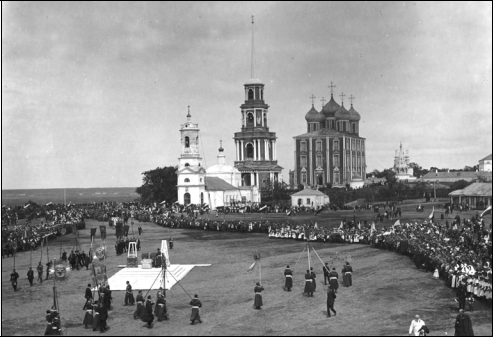 Рис. 11. Крестный ход на Соборной площади в Рязани 26 августа 1912 г. Фото Ф.В. Сорокина. Д. 472. Л. 3 