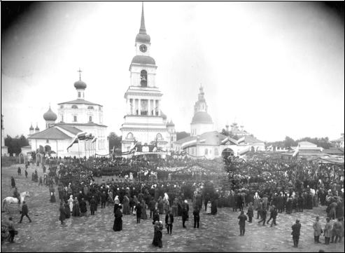 Рис. 12. Соборная площадь г. Слободского перед благодарственным молебном 26 августа 1912 г. Фото А. Mathiesen. Д. 474. Л. 2 
