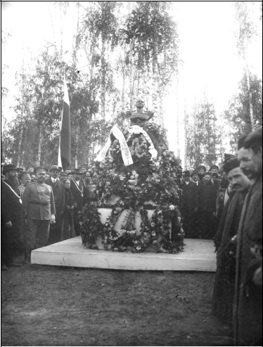 Рис. 16. Представители различных вероисповеданий, гражданские и военные чины Челябинска на Александровской площади у бюста императора Александра I. Д. 262. Л. 43 