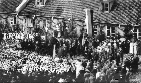Рис. 2. Торжества на торговой площади г. Вольмар 26 августа 1912 г. Д. 378. Л. 9 