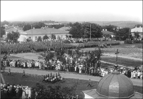 Рис. 9. Парад войск полтавского гарнизона 26 августа 1912 г. Фото Фриденталя. Д. 471. Л. 3 