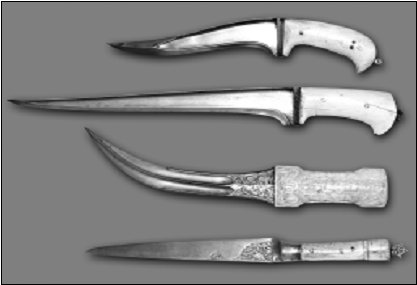 Рис. 7. Индоиранское короткоклинковое оружие. Внизу кард с рукояткой из моржового клыка. Фото М. Тихоновой 