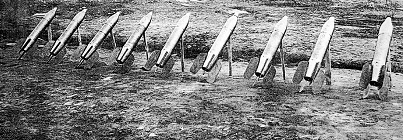 Рис. 1. Пусковые станки со снарядами калибра 132 мм (опытные) 