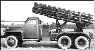 Рис. 8. Боевая машина БМ-13-СН, заряженная снарядами М-13, на полигоне (опытная) 