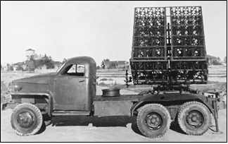 Рис. 9. Боевая машина БМ-8-СН, заряженная снарядами М-8, на ОП перед стрельбой с борта на полигоне (опытная) 