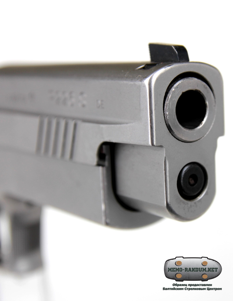 Пистолет Sig Sauer P226. идеальная подгонка и обработка деталей. вид на срез ствола