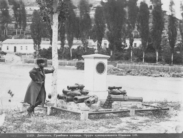 Рис. 10. Дагестан. Гунибская площадь. Орудия, принадлежавшие Шамилю. Фотография. Вторая половина XIX в.
