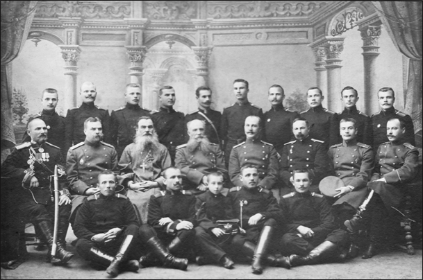 Рис. 2. М.В. Крапивенцев среди выпускников учебной команды Офицерской Стрелковой школы. 1906 г. Фотограф И. Яковлев (ТГМО)