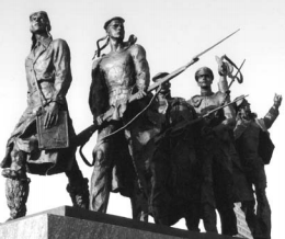 Рис. 5. Скульптурная группа «Летчики и моряки»