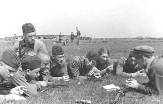 Рис. 7. Занятие по тактике на армейских сборах на аэродроме под Ржевом. Июнь 1941 г.