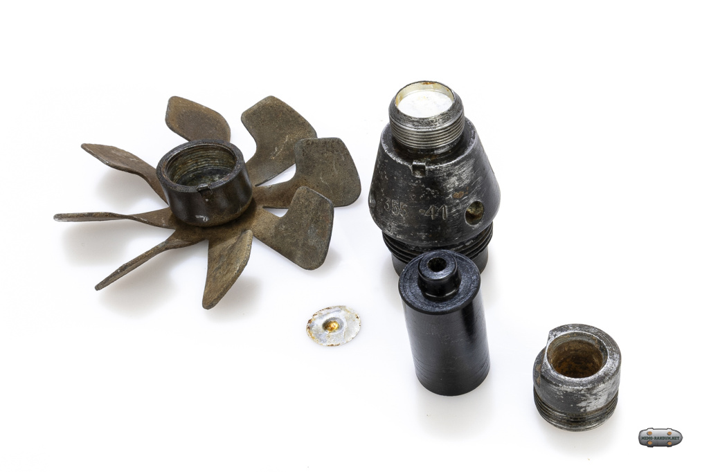Взрыватель АМ-А. 1941 год/ неполная разборка. ветряк, корпус взрывателя, направляющий картридж, капсюль-детонатор