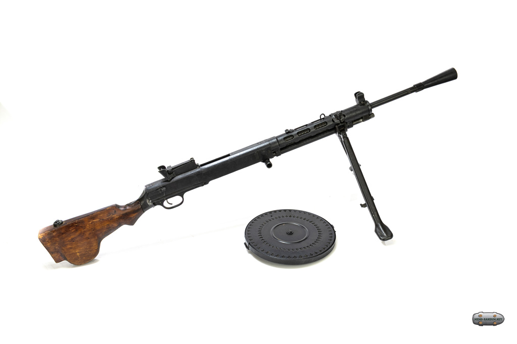 ДП-27 (Дегтярёва пехотный). ММГ. 1943 год. диск снят лежит рядом с пулеметом