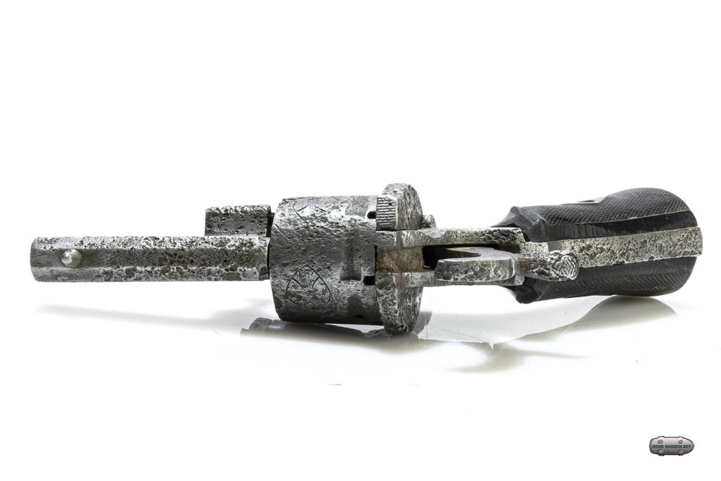 Карманный револьвер lefaucheux 7 mm с гравировкой. вид сверху