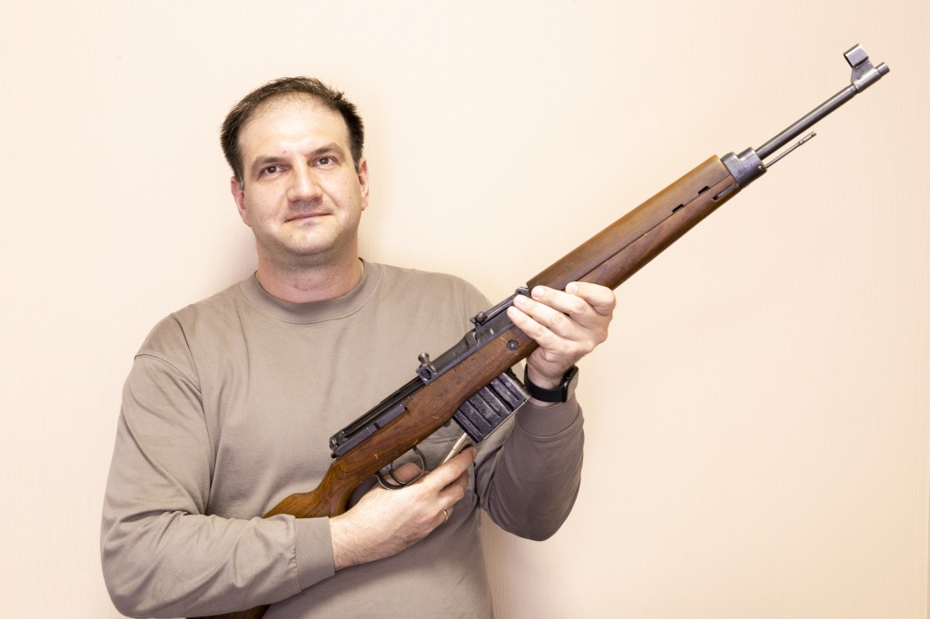Довольный автор с винтовкой G43. Держу в руках телефон, чтобы нажать на затвор фотоаппарата. 
