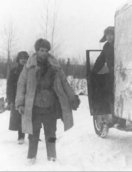 Рис. 11. Военный врач Ю.Г. Вальденмайер (Данков). Деревня Новинки. Декабрь 1941 г. 