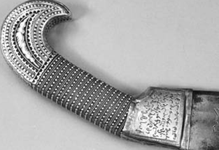 Рис. 6–7. Палаш «кабиани». Инв. № 109/ 375. Фрагменты с надписями. готового пролить кровь (ради нее), меня, Кайхосро Бараташ- вили, она великодушно одарила этой спасительной (саблей