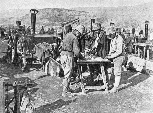 Рис. 2. Нарезка сала на полевой кухне