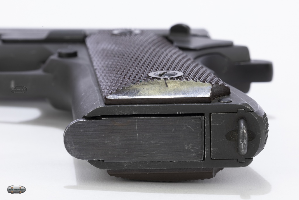 На магазине Кольт М1911А1 производства 1942-1943 годов отсутствует серьга. Накладки на рукоятке выполнены из пластика.