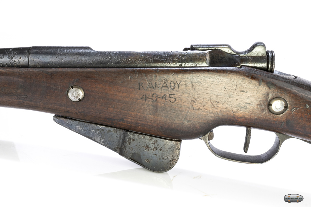 BerthierM1916_снизу магазина располагалось крышка, которая закрывала отверстие из которого выпадала пачка(обойма)