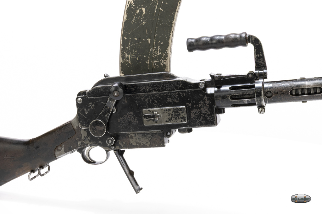 Пулемет Madsen m1940. Дания. выбрасывает из ствола стреляную гильзу, которая выпадает вниз через окно в дне ствольной коробки. 