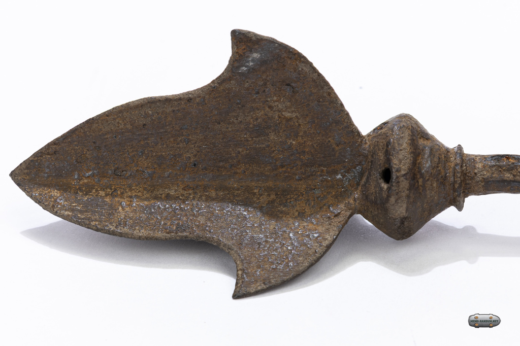 NЖелезный трёхлопастной наконечник со свистящей втулкой. (~12-13 век)