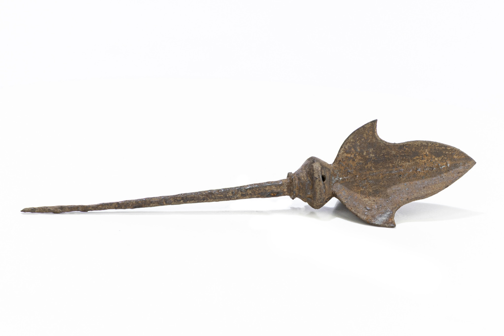 Железный трёхлопастной наконечник со свистящей втулкой. (~12-13 век). three-bladed iron arrowhead