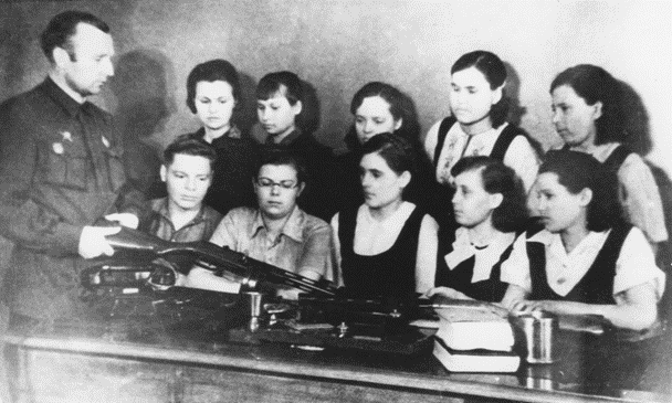 Рис. 2. Г.С. Шпагин на занятиях с группой рабочей молодежи завода «Молот», 1943 г.