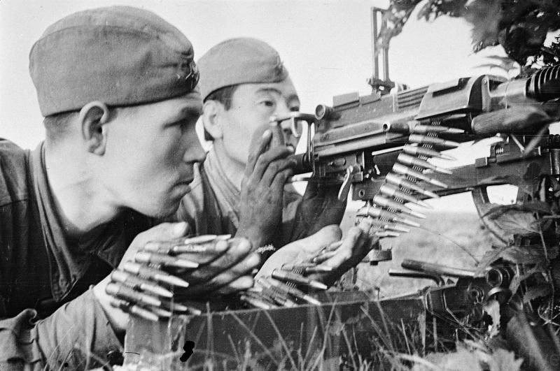 Пулеметчики используют ленту от МГ34 в ДС39. Историческое фото