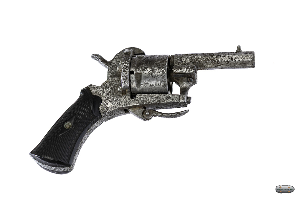 Карманный револьвер lefaucheux 7 mm с гравировкой. вид с права