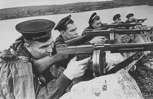 Фотографии военных лет морских пехотинцев Северного флота с пистолетами-пулеметами Томпсона в руках (рис. 1)