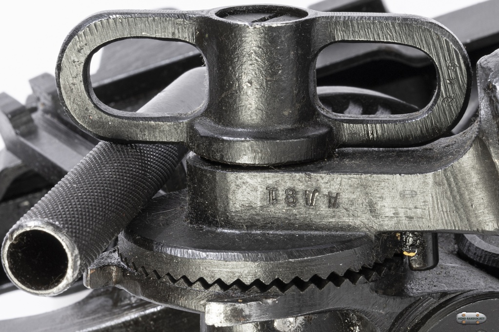 ДС-39. 7,62-мм станковый пулемёт Дегтярёва образца 1939 года. Винт крепления ног станка