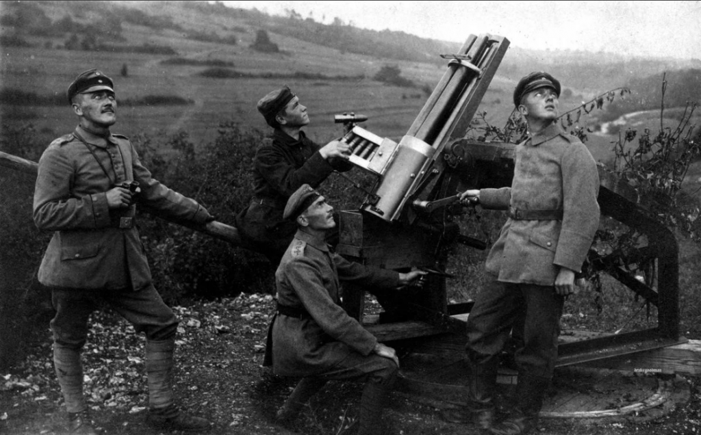 историческая фотография с автоматической пушкой гочкиса