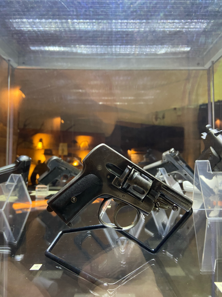 Выставка «Оружейный магазин Джона М. Браунинга» Имитация пистолета Брацнинг (Револьвер похожий на пистолет)