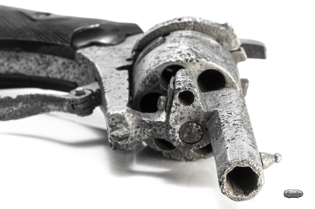 Карманный револьвер lefaucheux 7 mm с гравировкой. вид от ствола