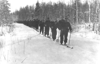 Рис. 4. Ю.Г. Вальденмайер (Данков) во главе походной колонны на Карельском перешейке. Январь 1941 г.