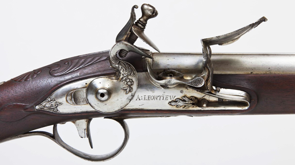 Рис. 10. Кремневое нарезное ружье инв. № ГДМ-930-IX. Россия, г. Тула, мастер А. Леонтьев, 1760–1780-е гг.  Рис. 10. Кремневое нарезное ружье инв. № ГДМ-930-IX. Россия, г. Тула, мастер А. Леонтьев, 1760–1780-е гг.