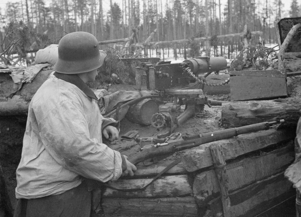 Фотография с Maxim M/32-33 на бруствере и Финским солдатом в районе села Ругозеро 1943