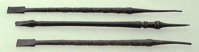 Именно таким стилосом вынужден был обороняться Юлий Цезарь во время нападения на него заговорщиков в римском сенате. Гай Светоний Транквилл в «Жизни двенадцати цезарей»