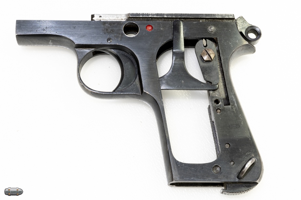 Пистолет Beretta M35. (СХП Beretta M35-O) рамка пистолета. хорошо видна спусковая тяга и шептало. на рамке выбрана часть направляющих фрезой.