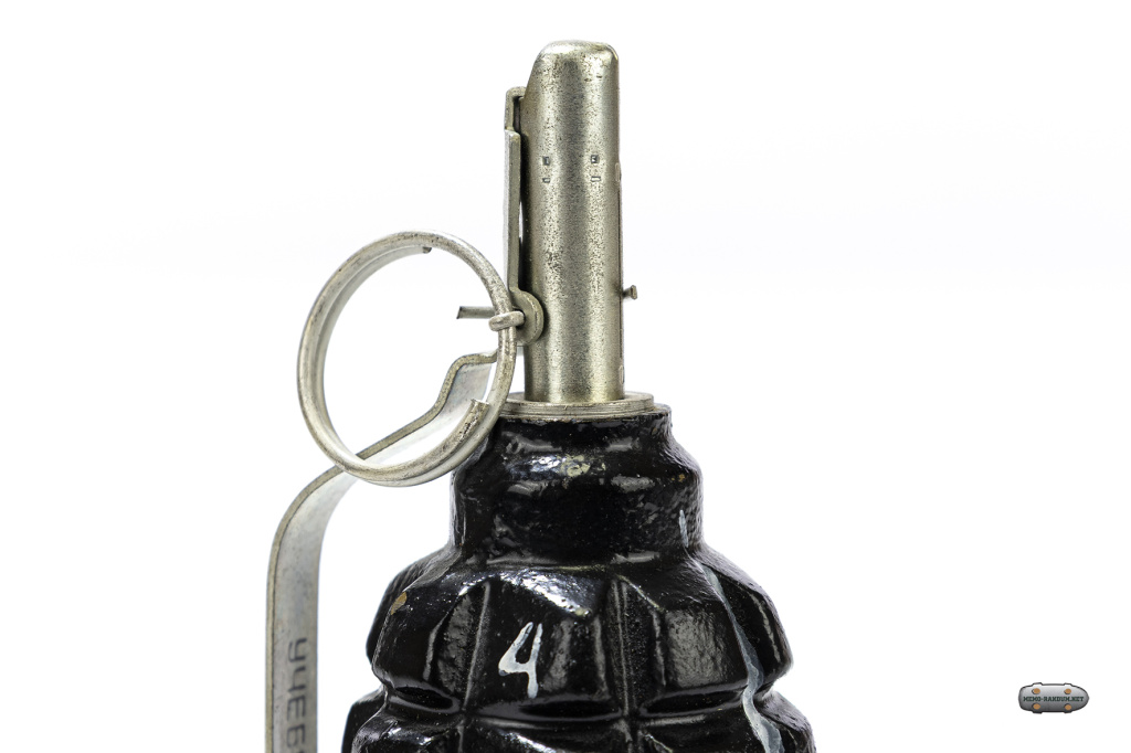 Учебная граната Ф1. Лимонка. вид на запал крупно