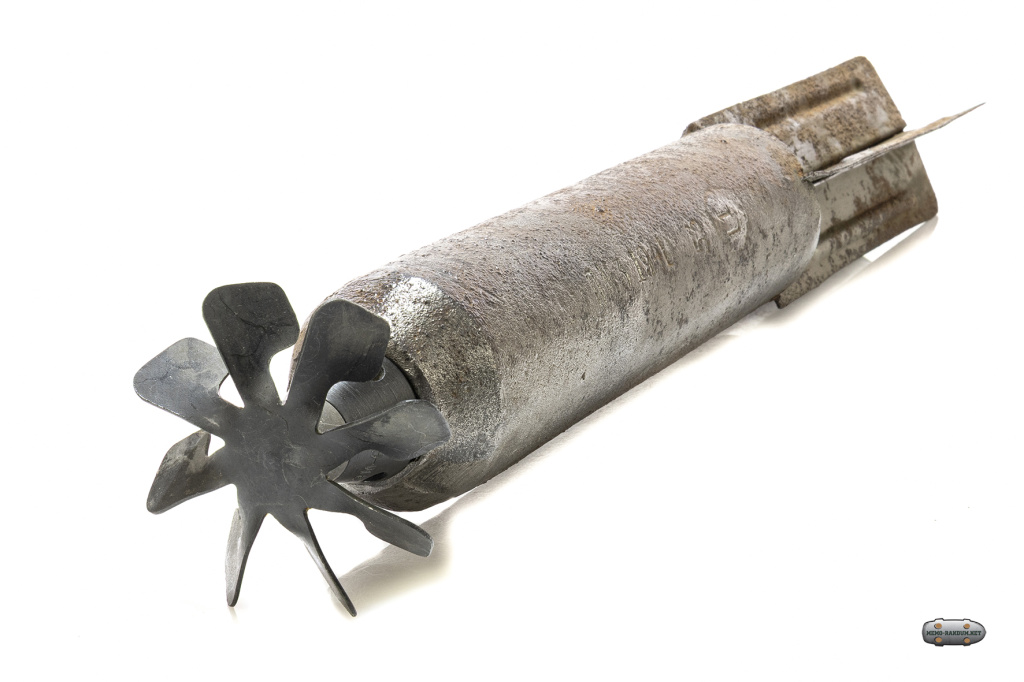 Авиационная бомба АО 2,5 с взрывателем АМ-А