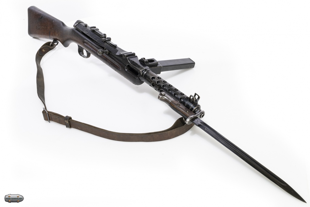 пистолет-пулемёт Steyr-Solothurn S1-100 с примкнутым штыком
