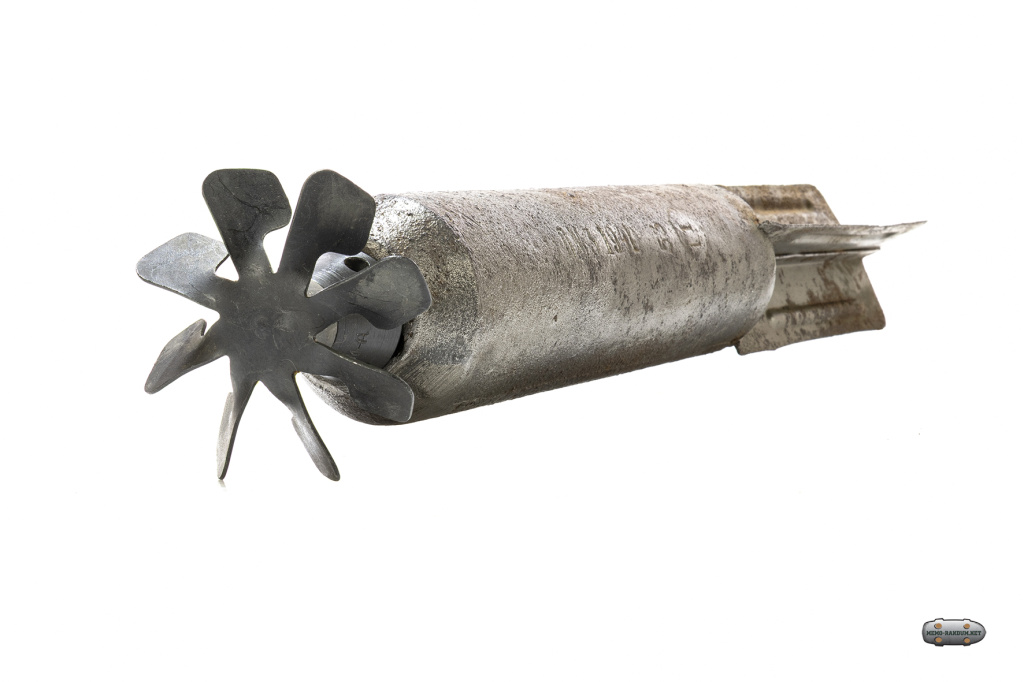 Авиационная бомба АО 2,5 с накрученным взрывателем АМ-А