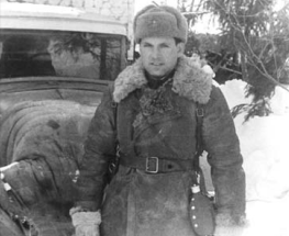  Рис. 12. Военврач 3 ранга Ю.Г. Вальденмайер (Данков) у санитарной машины. Январь 1942 г.