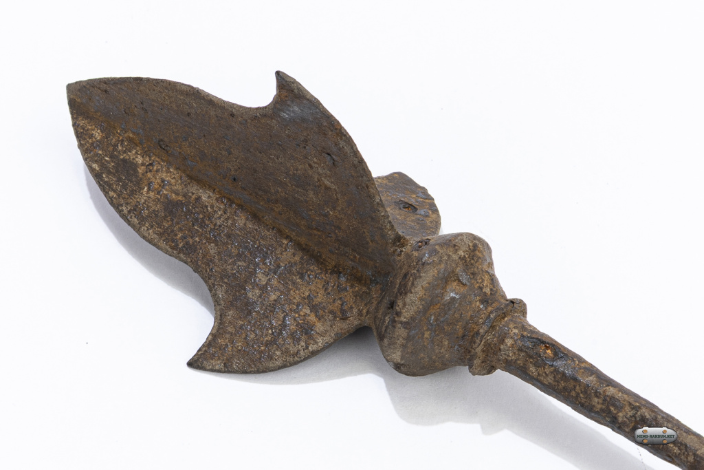 Железный трёхлопастной наконечник со свистящей втулкой. (~12-13 век). three-bladed iron arrowhead