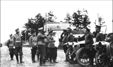 Рис. 2. Николай II и генерал В.А. Сухомлинов обходят моточасти учебной автомобильной роты после пробега Петербург-Москва-Петербург (Новый Петергоф. 12 июня 1912 г.)