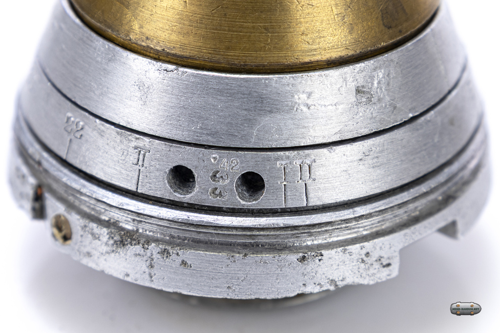 Авиационный взрыватель АДП обр. 1931 г. На нижнем подвижном кольце нанесены риски с цифрами 5, 10, 15, 20, 22 для установки времени замедления от 0,3 до 22 с , а также риски "I*" и "II*"