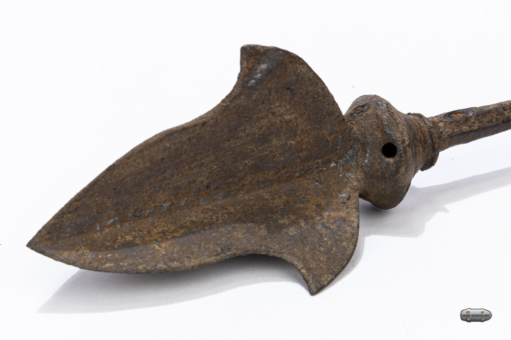 Железный трёхлопастной наконечник со свистящей втулкой. (~12-13 век).three-bladed iron arrowhead